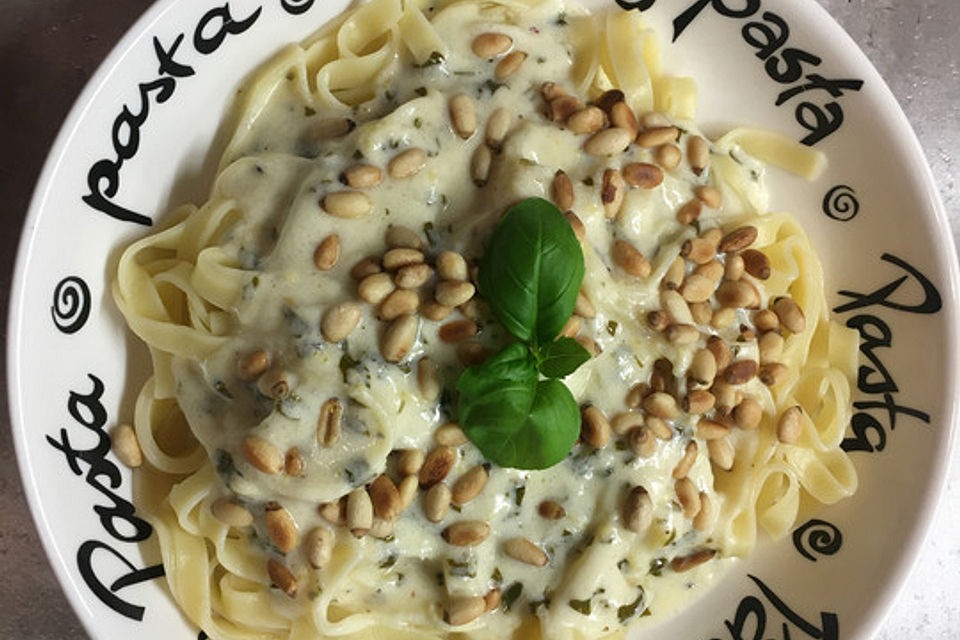 Tagliatelle mit Zitronen-Basilikum-Sauce