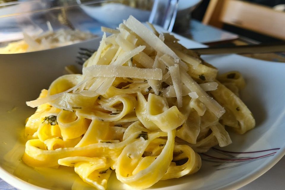 Tagliatelle mit Zitronen-Basilikum-Sauce