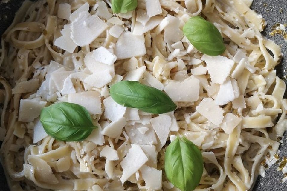 Tagliatelle mit Zitronen-Basilikum-Sauce