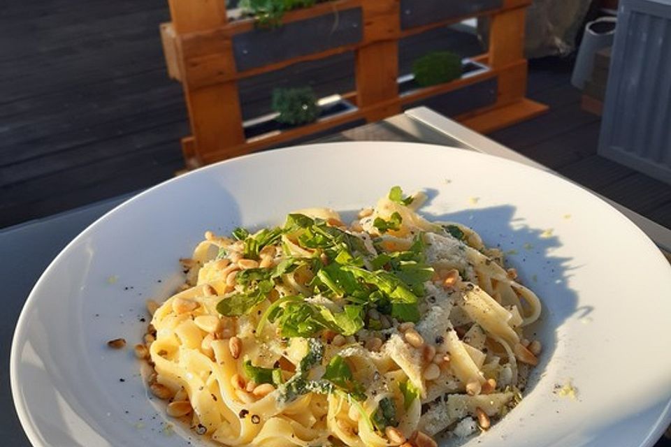 Tagliatelle mit Zitronen-Basilikum-Sauce