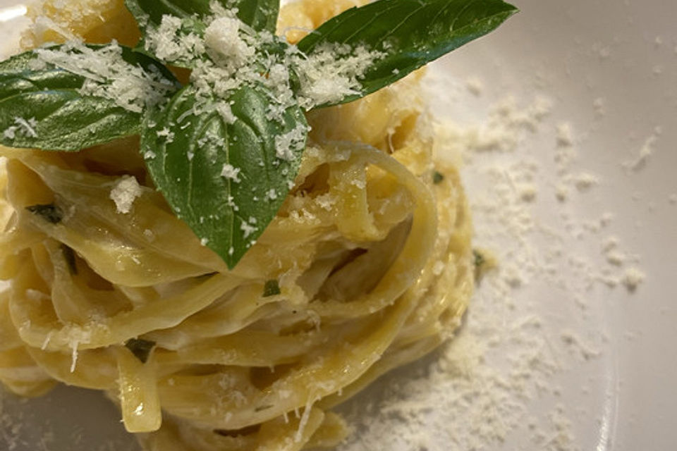 Tagliatelle mit Zitronen-Basilikum-Sauce