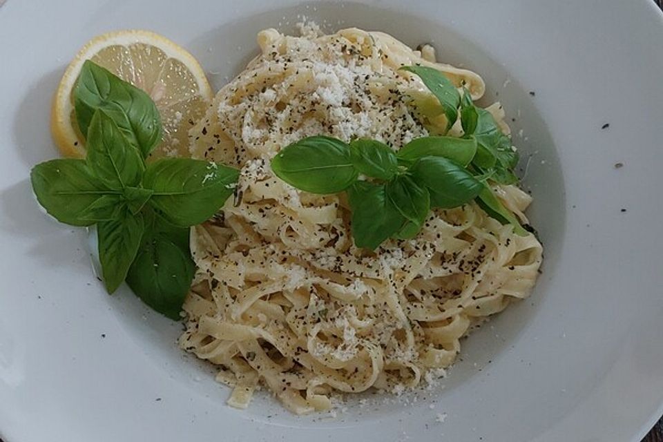 Tagliatelle mit Zitronen-Basilikum-Sauce