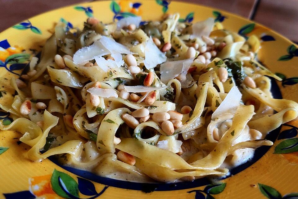 Tagliatelle mit Zitronen-Basilikum-Sauce