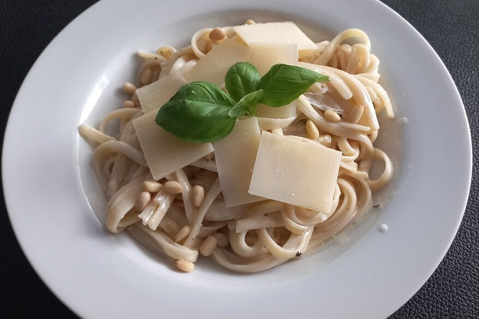 Tagliatelle mit Zitronen-Basilikum-Sauce