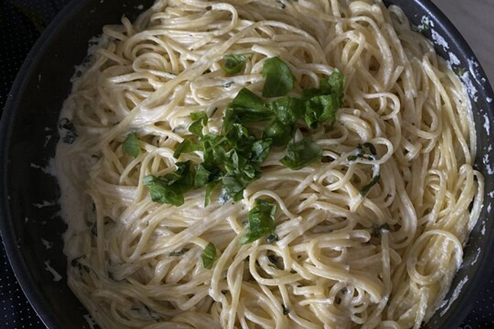 Tagliatelle mit Zitronen-Basilikum-Sauce