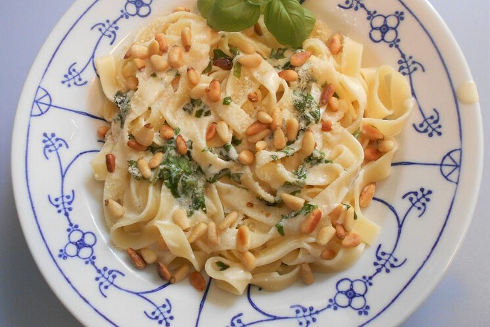 Tagliatelle mit Zitronen-Basilikum-Sauce