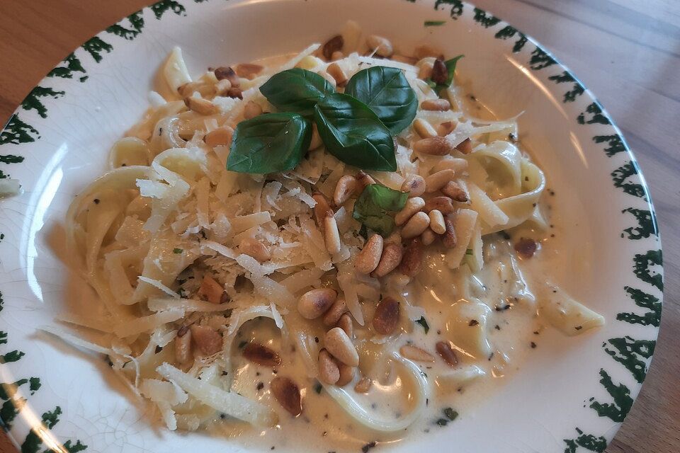 Tagliatelle mit Zitronen-Basilikum-Sauce