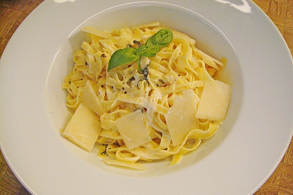 Tagliatelle mit Zitronen-Basilikum-Sauce