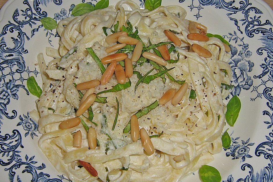 Tagliatelle mit Zitronen-Basilikum-Sauce