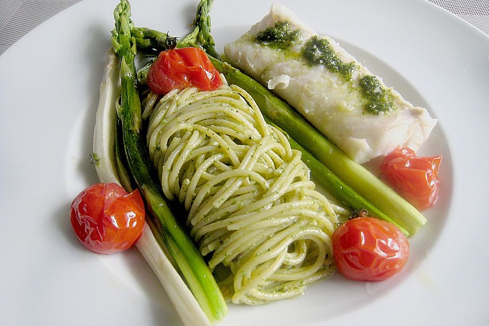 Konfierter Kingklip mit Bärlauchpesto an Spaghetti, Tomaten und gebratenem Spargel