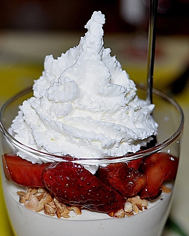 Vanille - Limettenmousse mit Erdbeeren und Schlagsahne