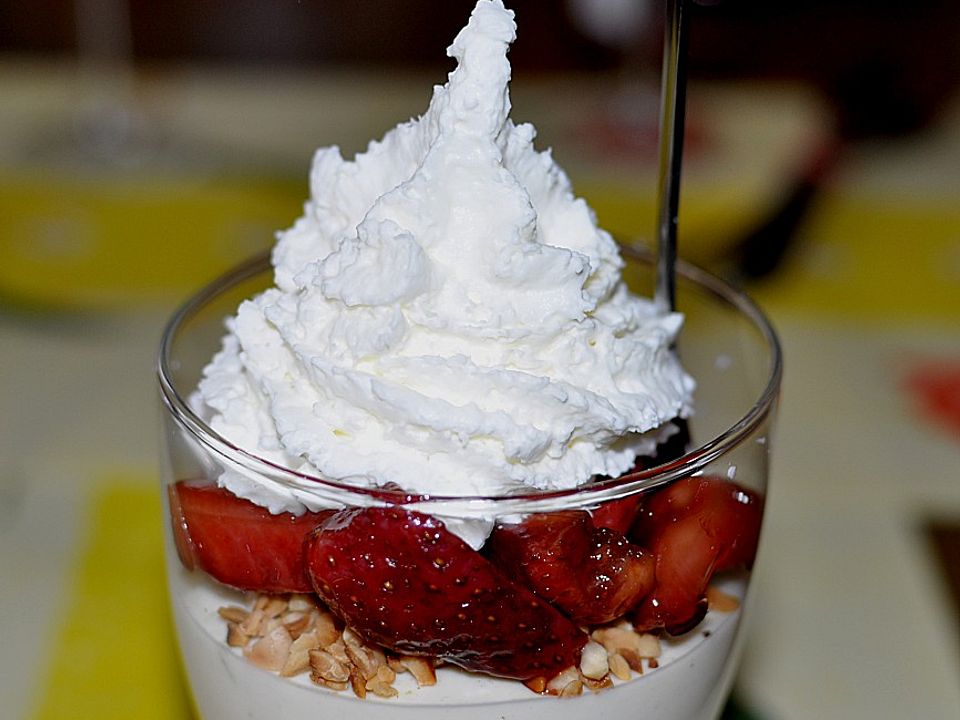 Vanille - Limettenmousse mit Erdbeeren und Schlagsahne von inwong| Chefkoch