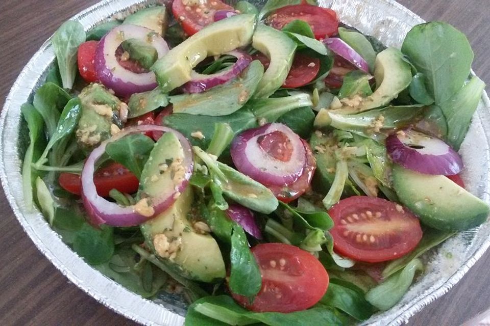 Blattsalat mit Avocado und Tomaten