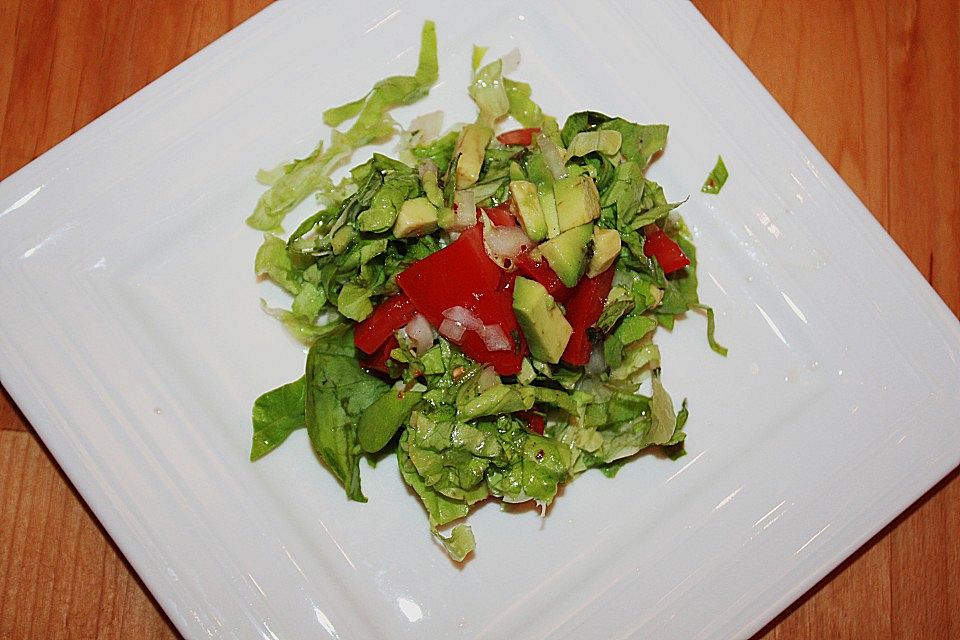 Blattsalat mit Avocado und Tomaten