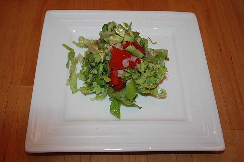 Blattsalat mit Avocado und Tomaten