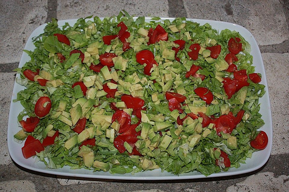 Blattsalat mit Avocado und Tomaten