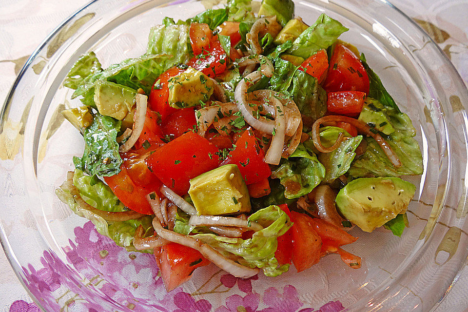 Blattsalat mit Avocado und Tomaten