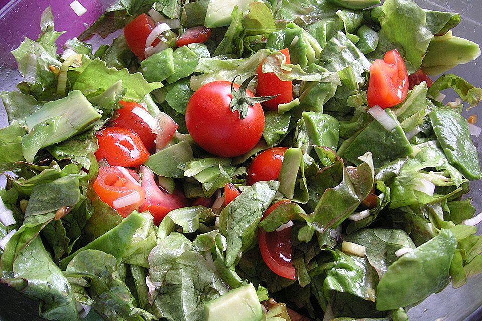 Blattsalat mit Avocado und Tomaten