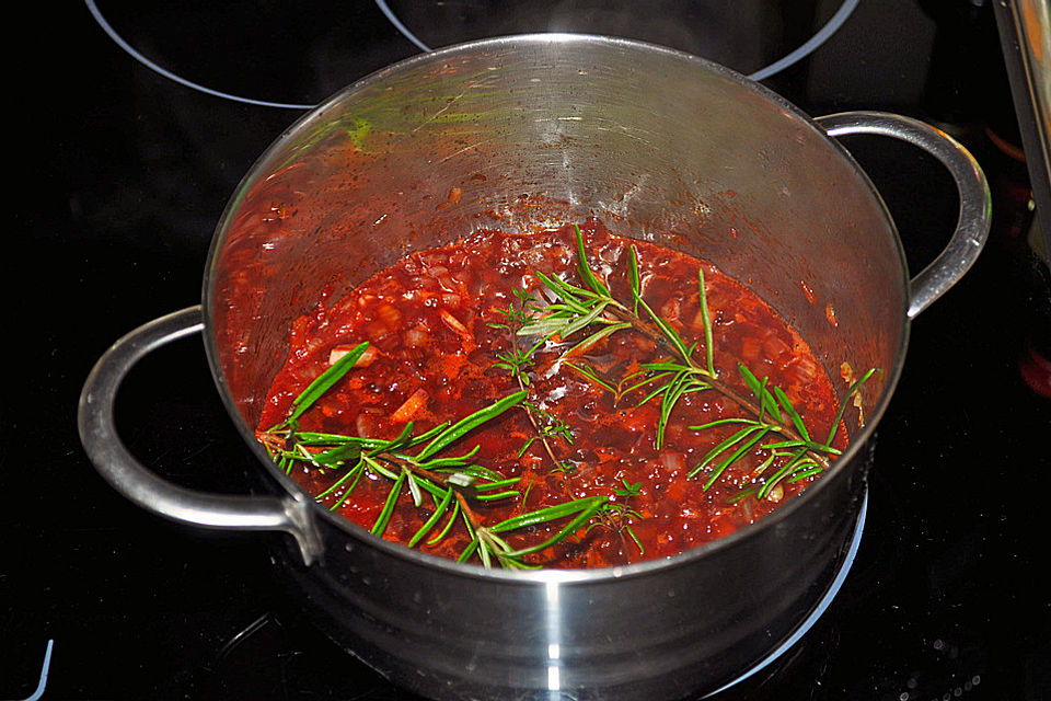 Herzhafte dunkle Sauce zu NT gegartem Fleisch