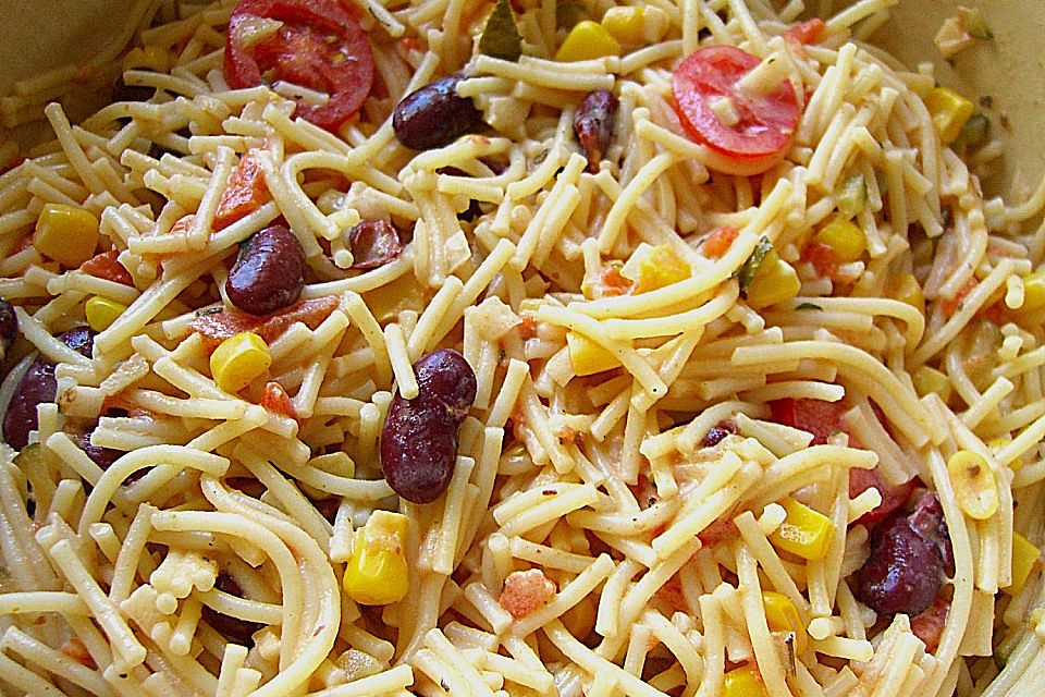 Spaghettisalat mit roten Bohnen und Mais