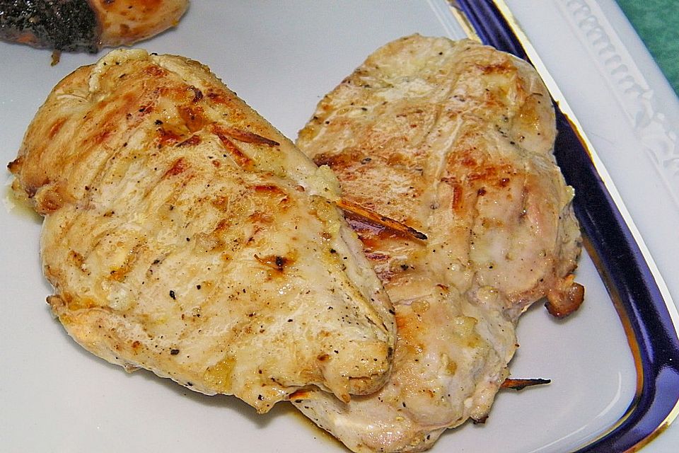 Gegrillte Hähnchenbrust mit Basilikum und Mozzarella