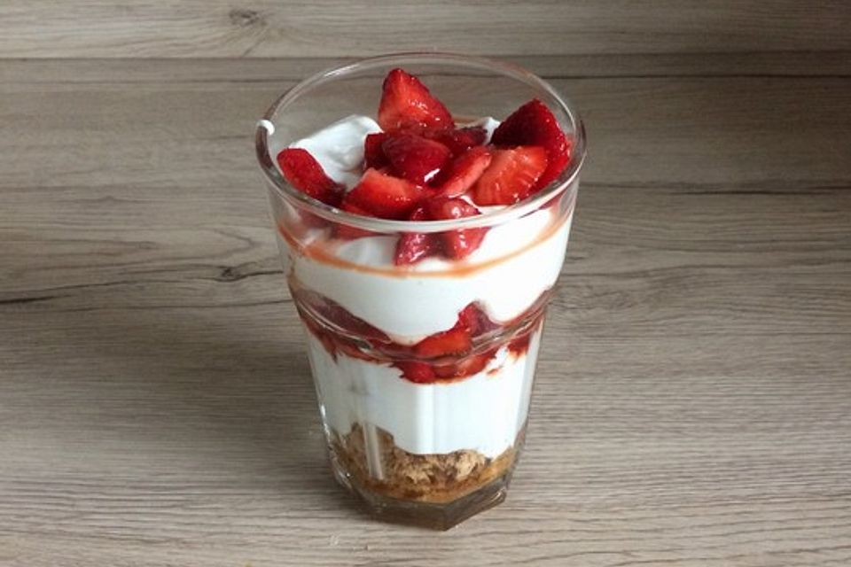Erdbeeren mit Amarettini und Mascarpone - Quark - Creme