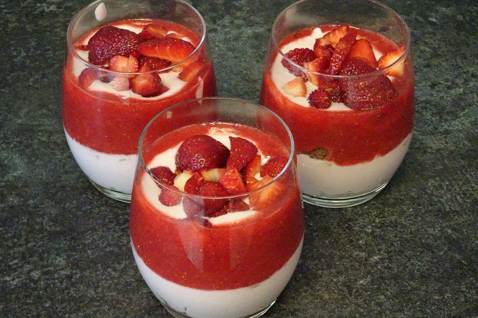 Erdbeeren mit Amarettini und Mascarpone - Quark - Creme