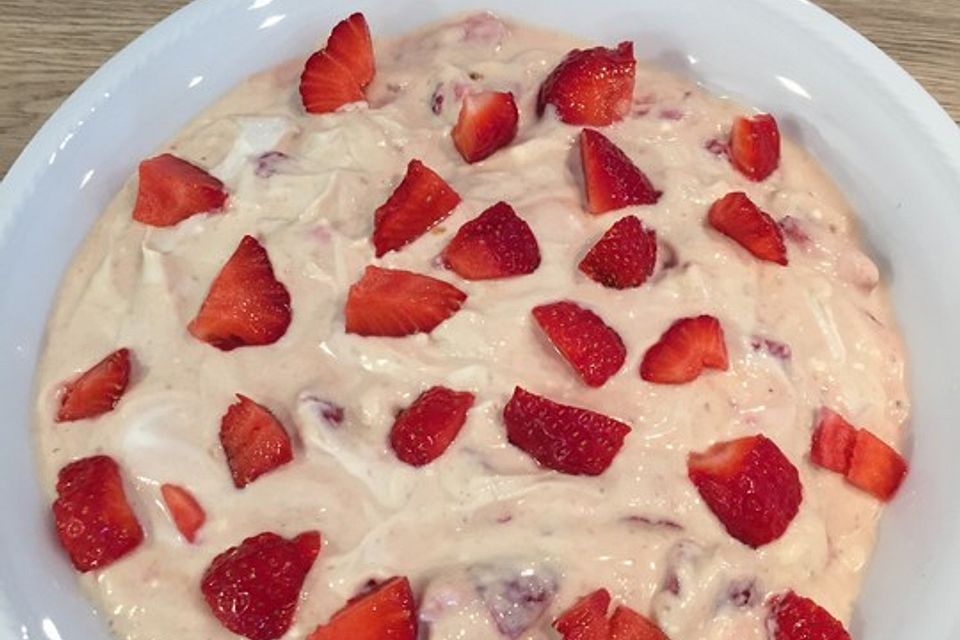 Erdbeeren mit Amarettini und Mascarpone - Quark - Creme