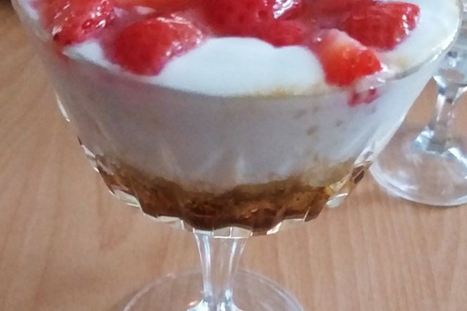 Erdbeeren mit Amarettini und Mascarpone - Quark - Creme