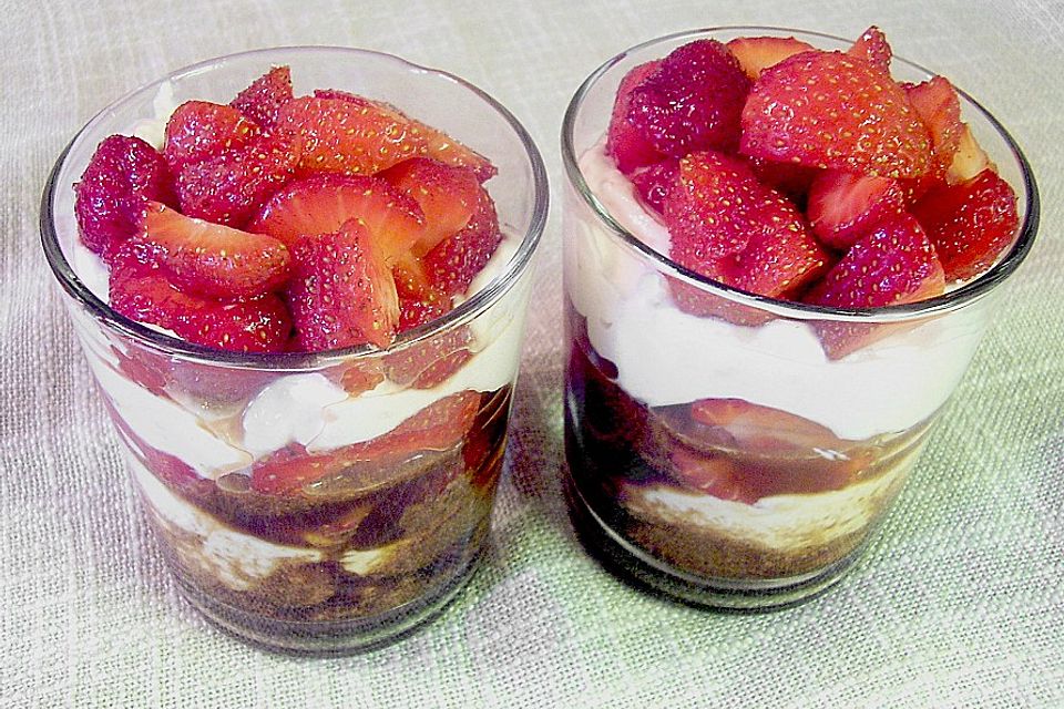 Erdbeeren mit Amarettini und Mascarpone - Quark - Creme