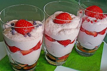 Erdbeeren mit Amarettini und Mascarpone - Quark - Creme