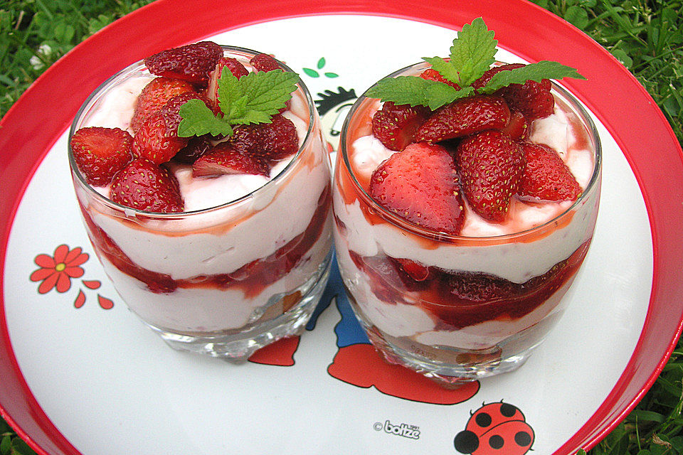 Erdbeeren mit Amarettini und Mascarpone - Quark - Creme