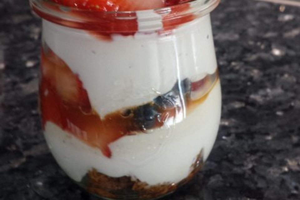Erdbeeren mit Amarettini und Mascarpone - Quark - Creme