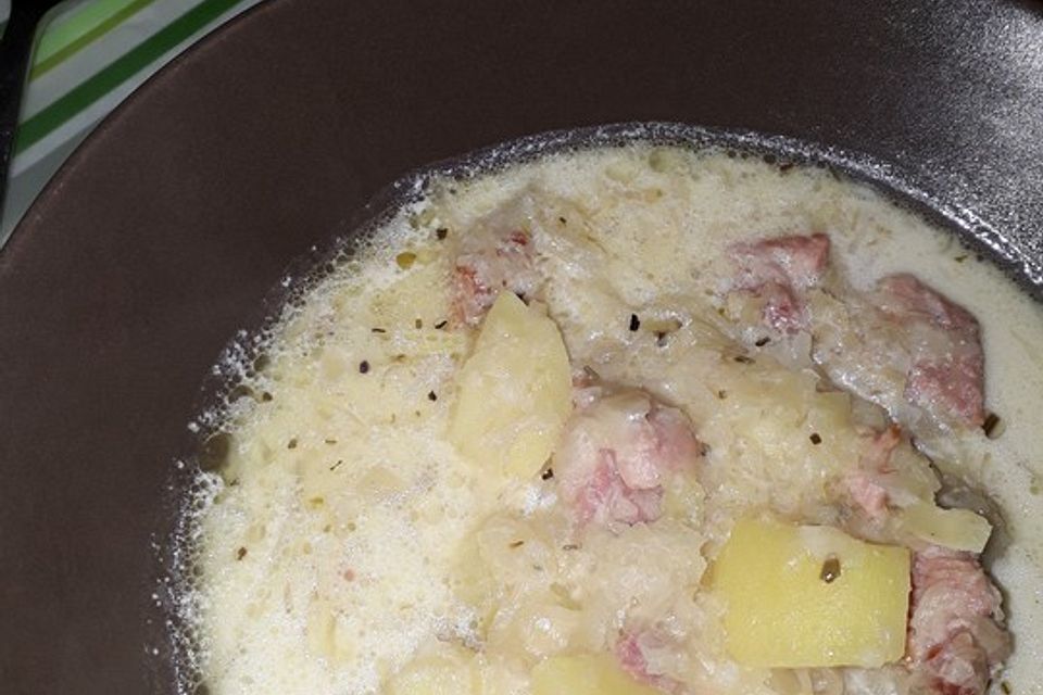 Sauerkrautsuppe mit Paprika und Kasseler