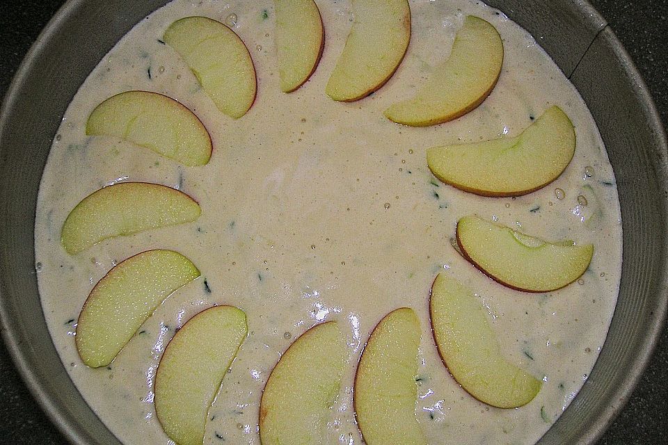 Zucchini - Biskuit mit Apfel