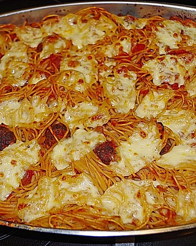 Überbackene Spaghetti mit italienischen Fleischklößchen