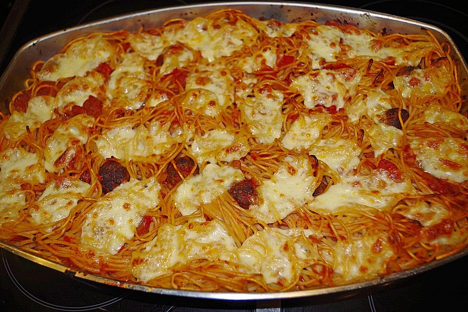 Überbackene Spaghetti mit italienischen Fleischklößchen