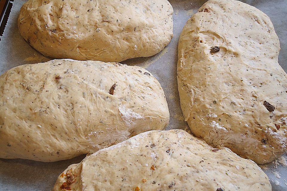 Ciabbata mit Paprika, Parmesan und italienischen Gewürzen