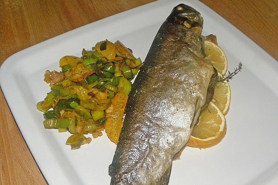 Lauch-Orangen-Gemüse mit gebratenem Zander