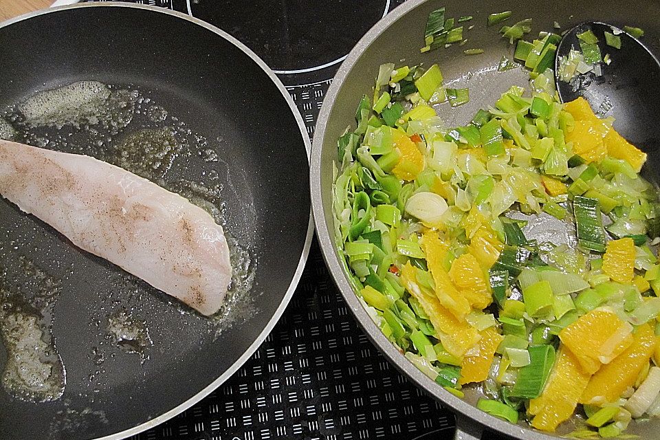 Lauch-Orangen-Gemüse mit gebratenem Zander