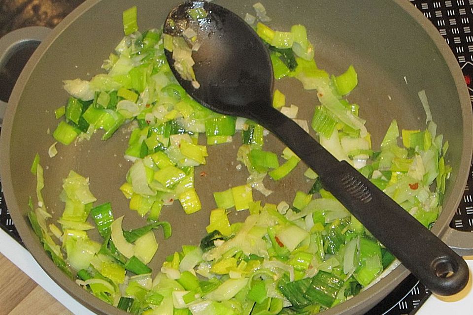 Lauch-Orangen-Gemüse mit gebratenem Zander