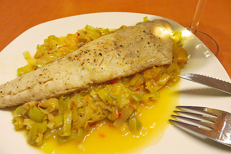 Lauch-Orangen-Gemüse mit gebratenem Zander