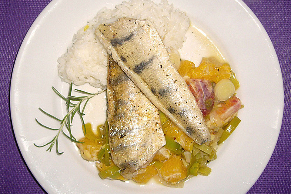 Lauch-Orangen-Gemüse mit gebratenem Zander