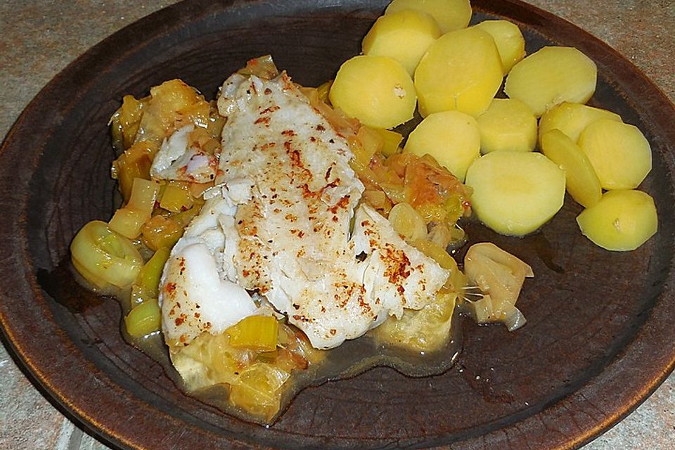 Lauch-Orangen-Gemüse mit gebratenem Zander