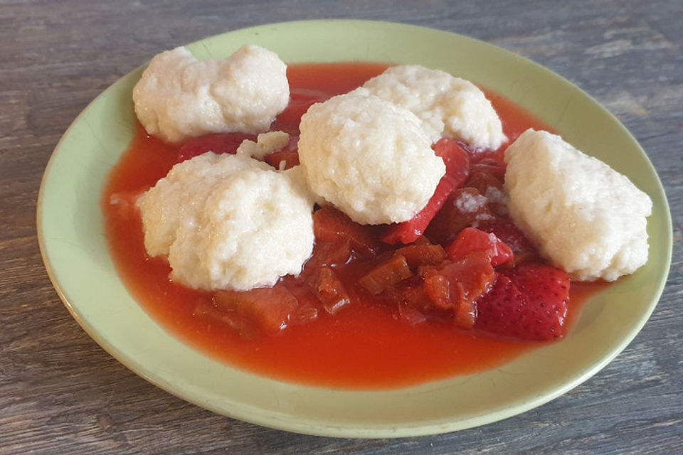 Quarkknödel auf Rhabarber-Fruchtsauce