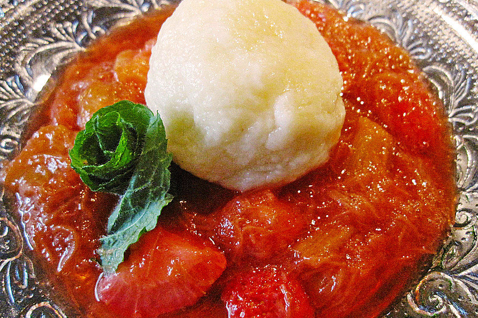 Quarkknödel auf Rhabarber-Fruchtsauce