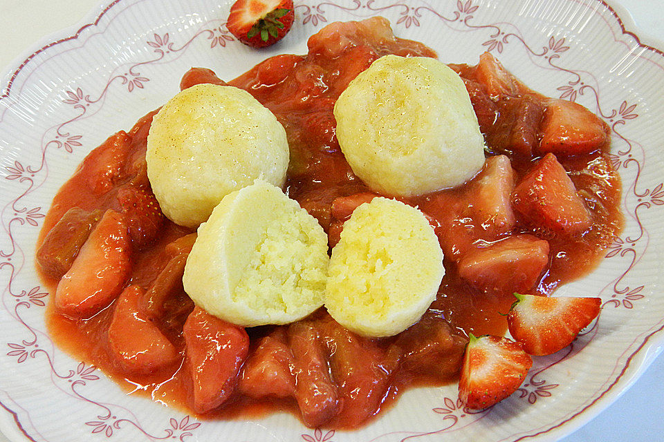 Quarkknödel auf Rhabarber-Fruchtsauce