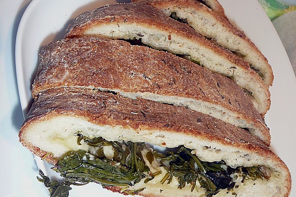 Brot gefüllt mit Rucola und Käse