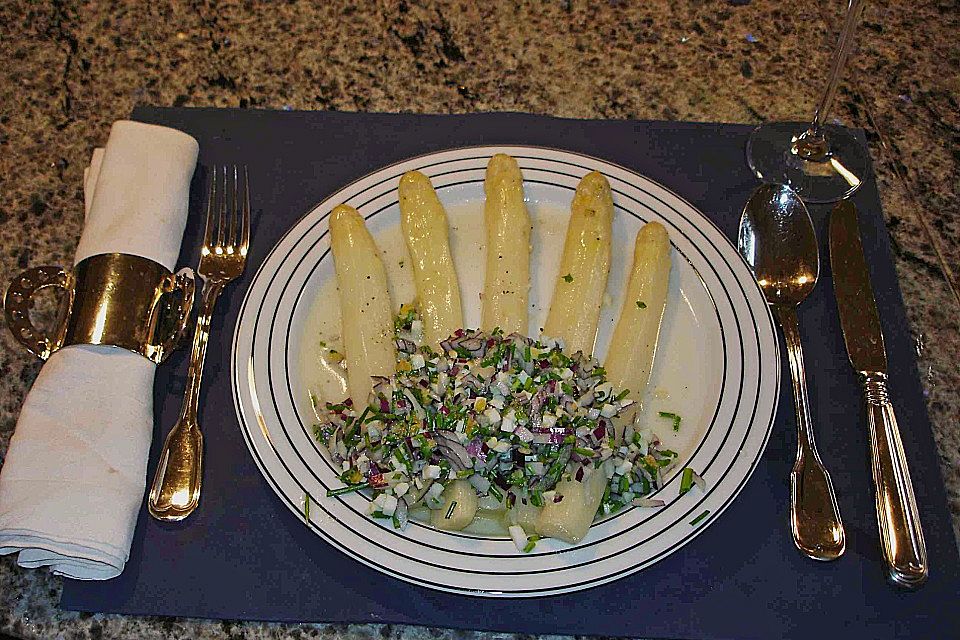 Iris Spargelsalat mit Ei, Schnittlauch und Zwiebeln