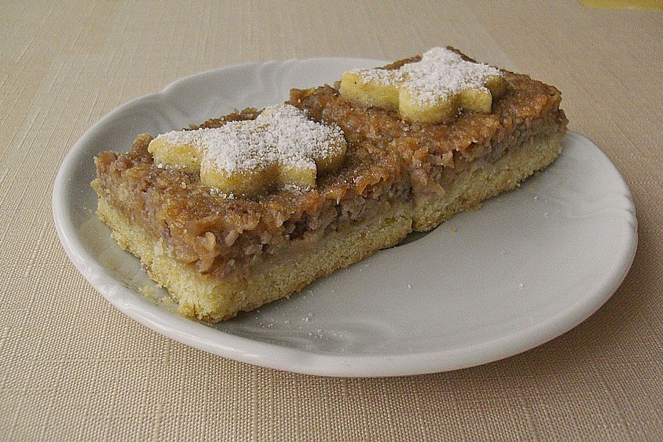 Apfelkuchen mit Nüssen oder Mandeln